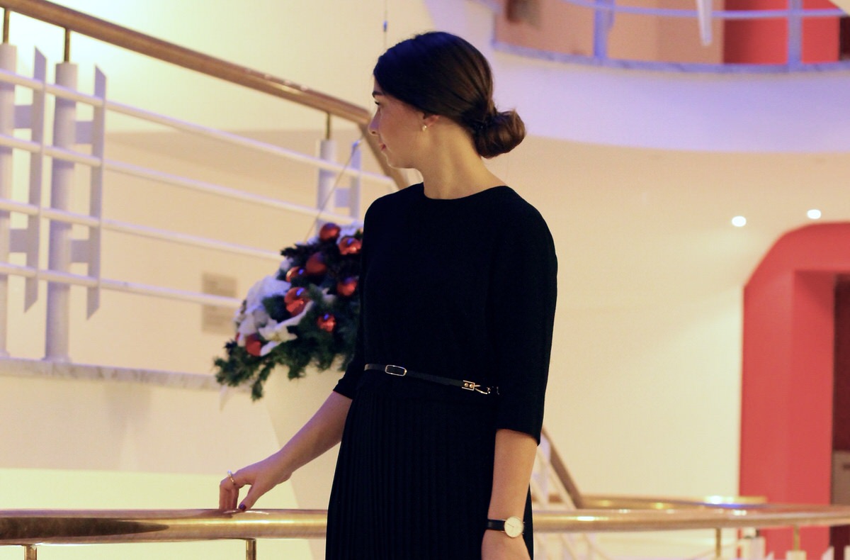 Zara Kleid, Prada Pumps, Weihnachtsoutfit