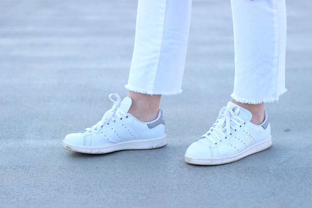 Adidas Stan Smith, Weste, Chanel Brosche, weiße Boyfriend Jeans, Chloé Faye