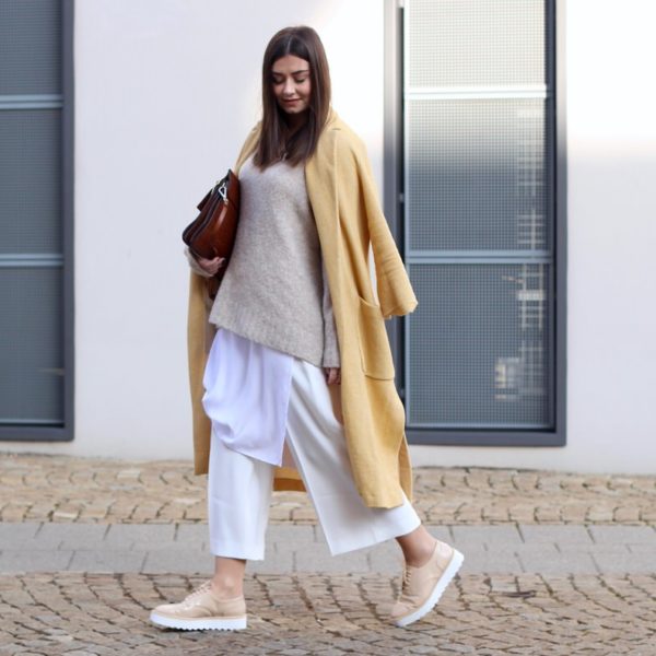 Culotte, Plateau Brogues, Chloé Faye, gelber Mantel, Edited Pullover