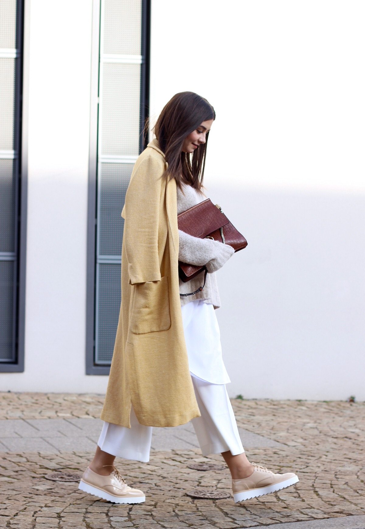 Culotte, Plateau Brogues, Chloé Faye, gelber Mantel, Edited Pullover