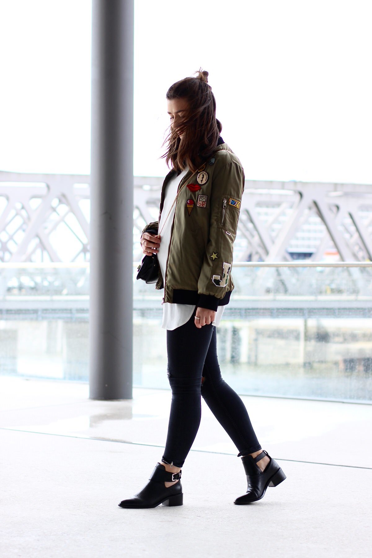 Bomberjacke mit Patches, Cutout Boots, Bandana, Proenza Schouler, Zara, Jeans, Edited