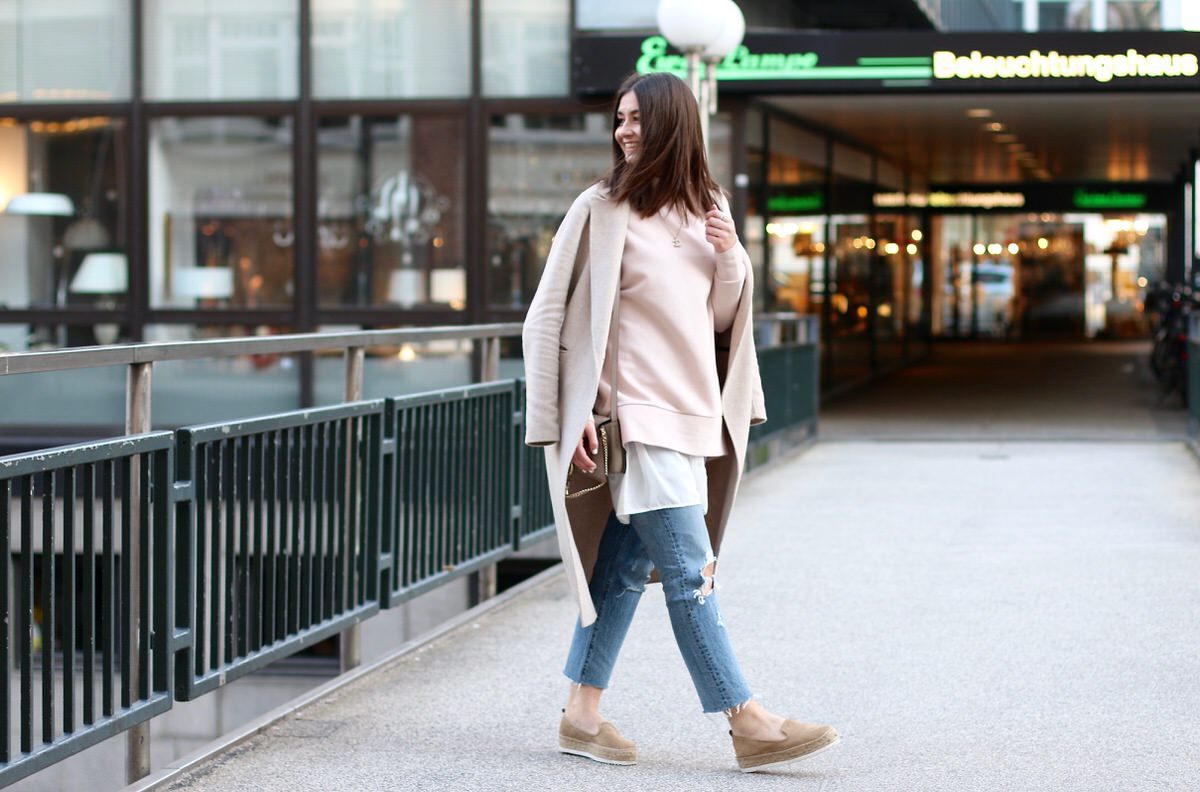 Hamburg, Levi's 501 Jeans, COS oversize-highneck Pullover, asos Bluse, Plateauschuhe, Chloé Faye grau/beige