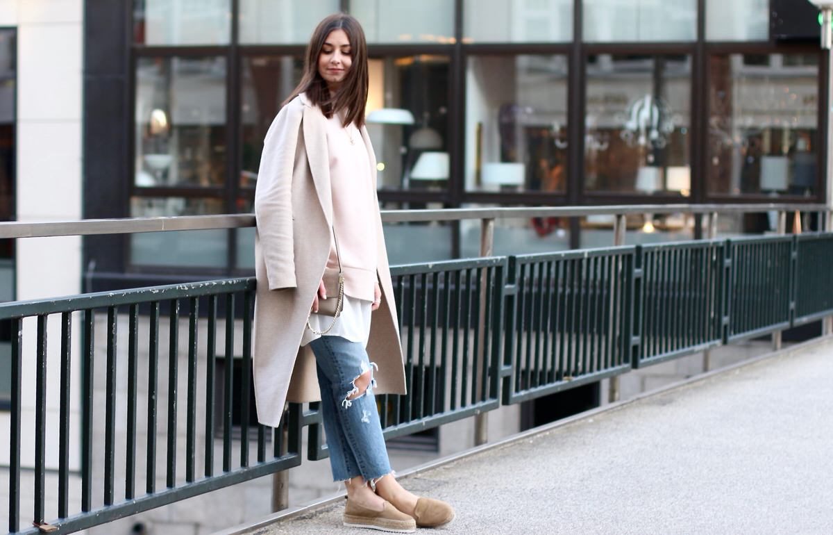 Hamburg, Levi's 501 Jeans, COS oversize-highneck Pullover, asos Bluse, Plateauschuhe, Chloé Faye grau/beige