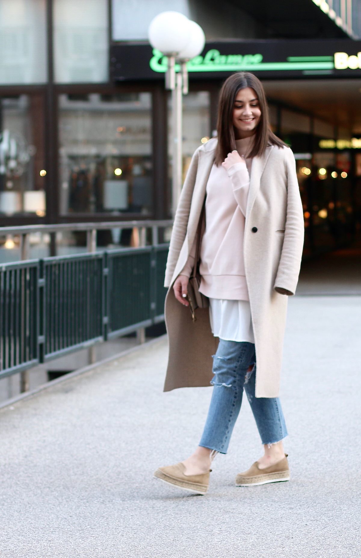 Hamburg, Levi's 501 Jeans, COS oversize-highneck Pullover, asos Bluse, Plateauschuhe, Chloé Faye grau/beige