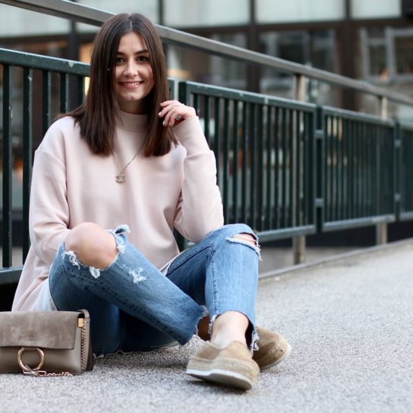 Hamburg, Levi's 501 Jeans, COS oversize-highneck Pullover, asos Bluse, Plateauschuhe, Chloé Faye grau/beige