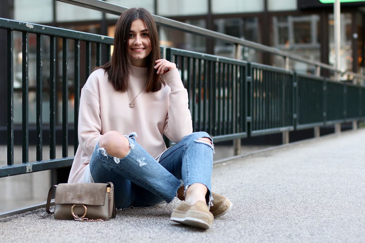 Hamburg, Levi's 501 Jeans, COS oversize-highneck Pullover, asos Bluse, Plateauschuhe, Chloé Faye grau/beige