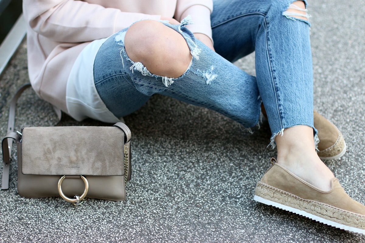 Hamburg, Levi's 501 Jeans, COS oversize-highneck Pullover, asos Bluse, Plateauschuhe, Chloé Faye grau/beige