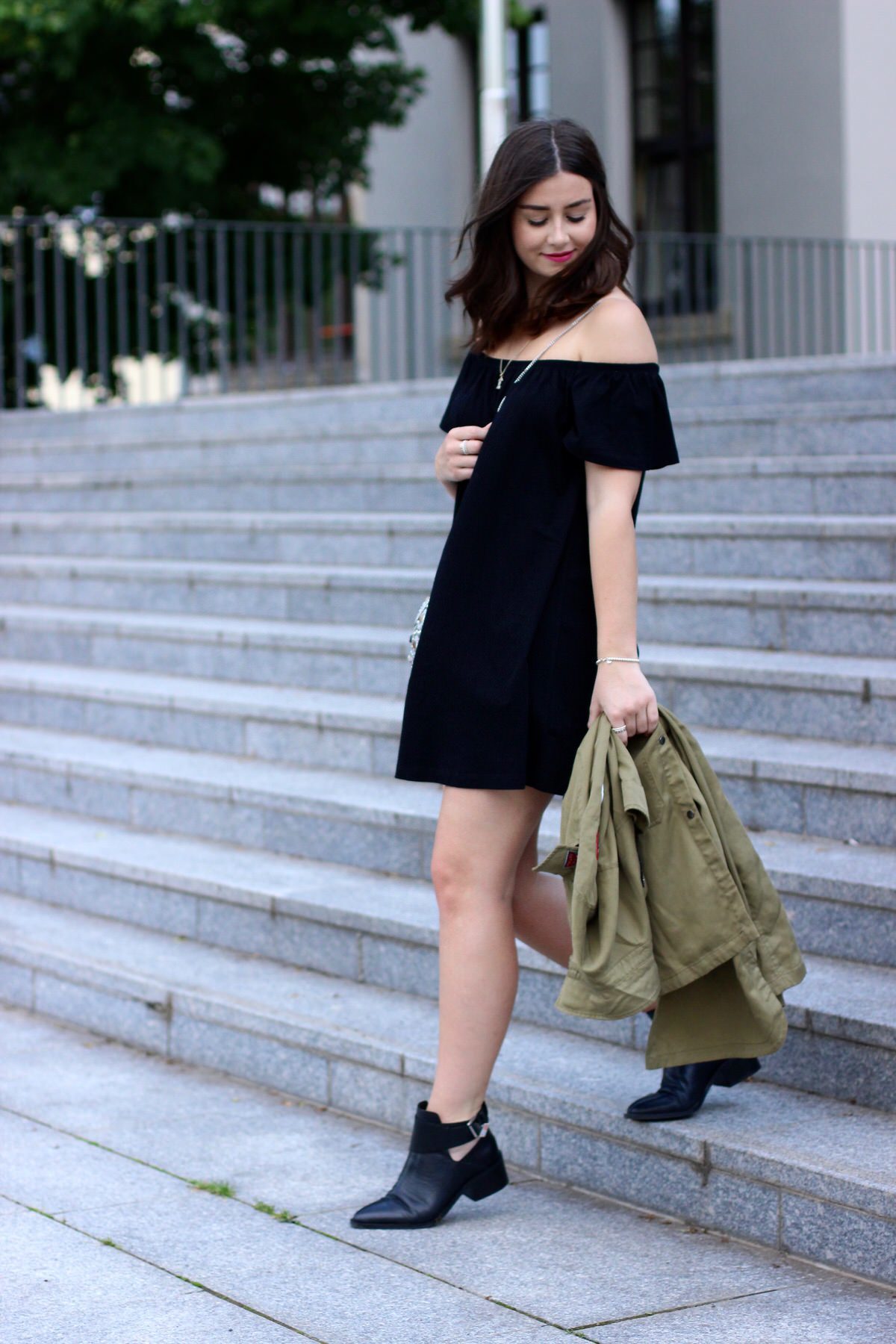 Asks Off Shoulder Kleid, andotherstories Cut out boots, asos Metalltasche, Chanel, Pandora, Zara