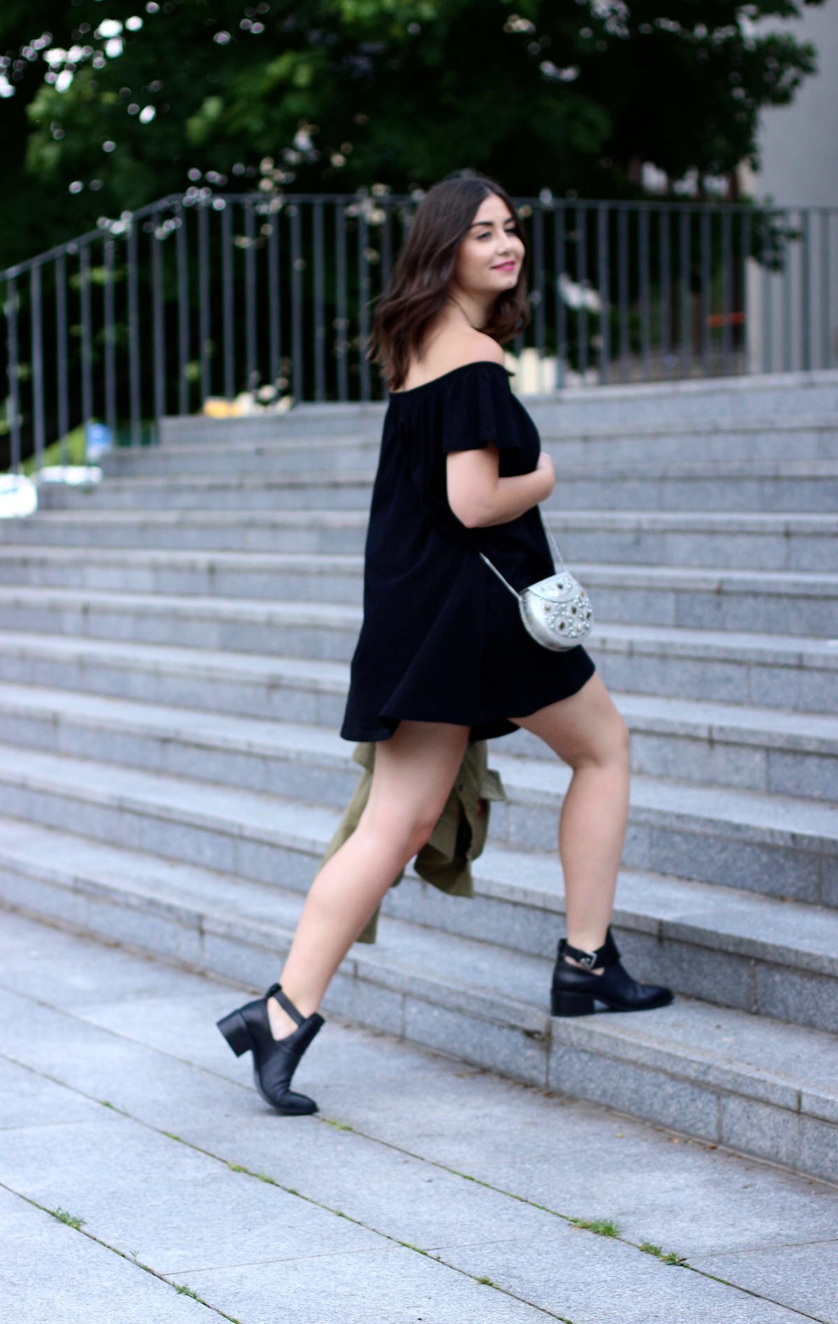 Asks Off Shoulder Kleid, andotherstories Cut out boots, asos Metalltasche, Chanel, Pandora, Zara