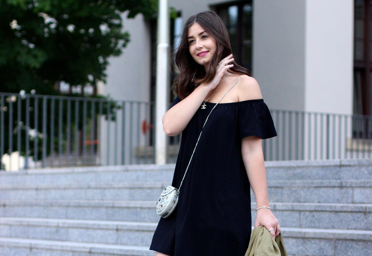 Asks Off Shoulder Kleid, andotherstories Cut out boots, asos Metalltasche, Chanel, Pandora, Zara