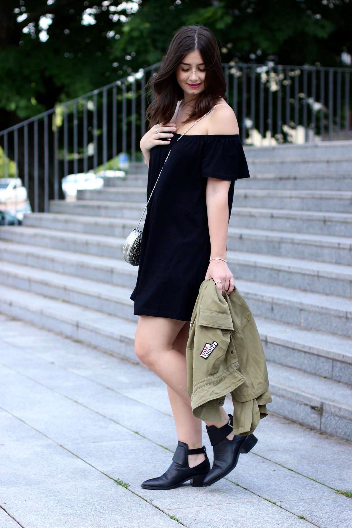 Asos Off Shoulder Kleid Festivaltasche Cut out Boots veronique sophie