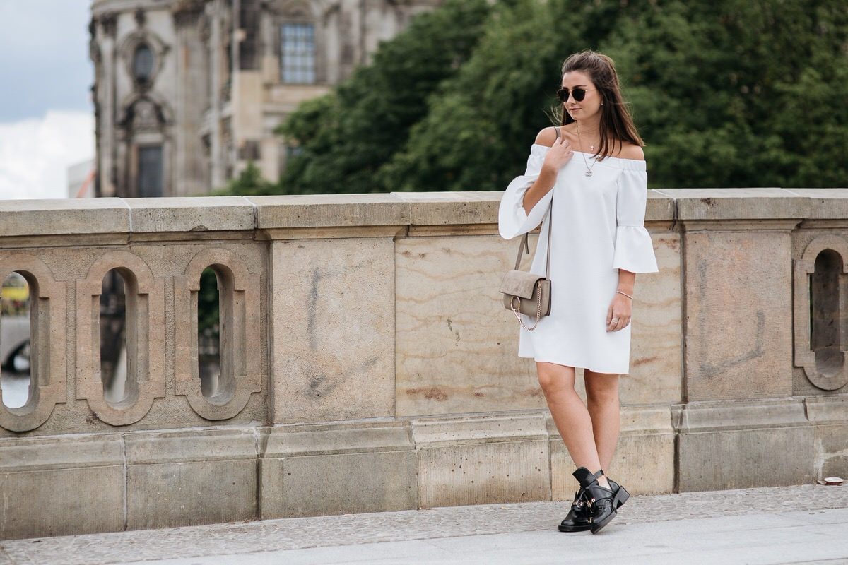 Asos Off Shoulder Kleid, Balenciaga Ceinture, Chloé Faye, Kapten & Son, Balenciaga Boots, Pandora, Manuel-Pallhuber, Berlin, Streetstyle