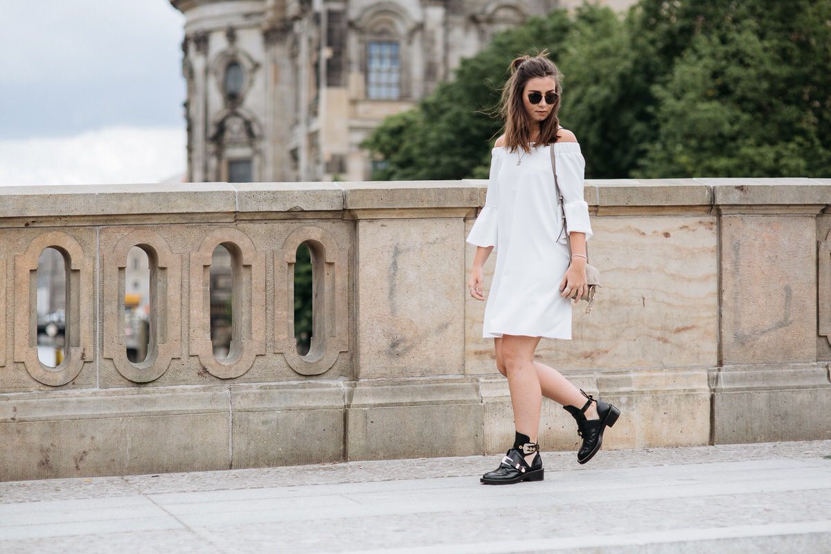 Asos Off Shoulder Kleid, Balenciaga Ceinture, Chloé Faye, Kapten & Son, Balenciaga Boots, Pandora, Manuel-Pallhuber, Berlin, Streetstyle