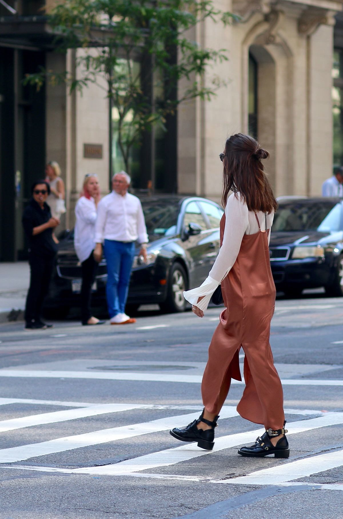 roségoldenes Seidenkleid, Gucci Dionysus, Dior So Real Sonnenbrille, Balenciaga Ceinture Boots, Bluse Trompetenärmel