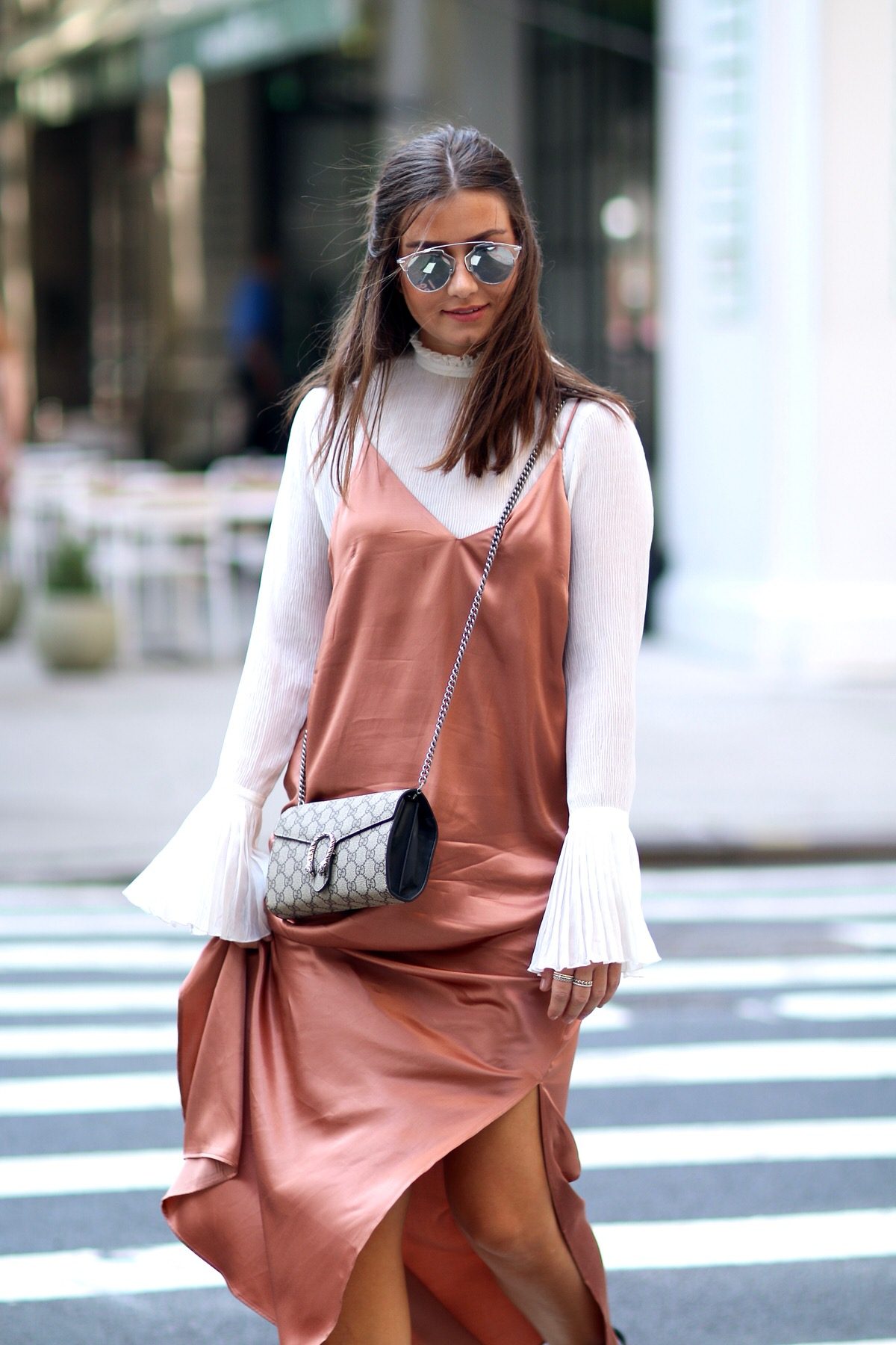 roségoldenes Seidenkleid, Gucci Dionysus, Dior So Real Sonnenbrille, Balenciaga Ceinture Boots, Bluse Trompetenärmel