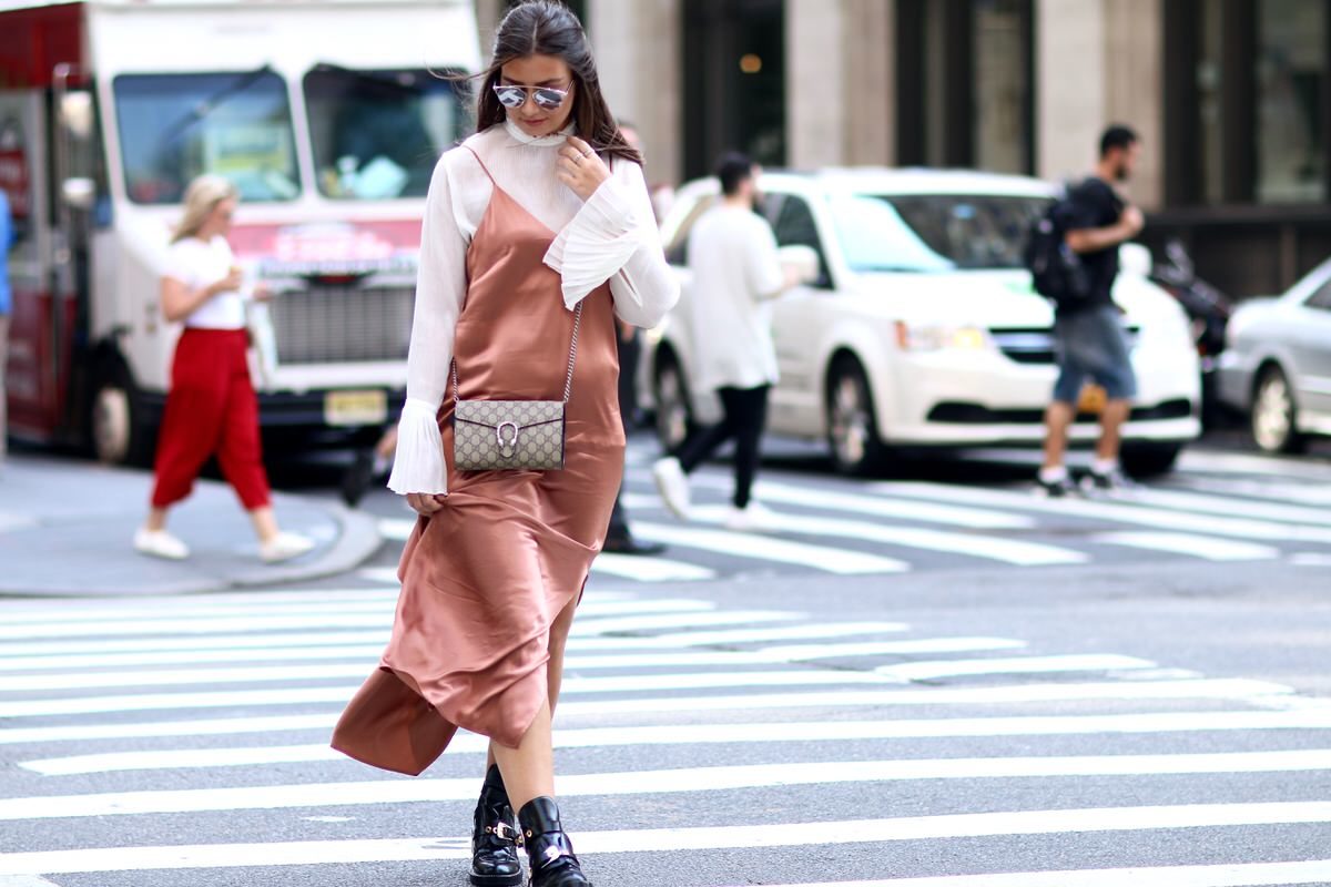 roségoldenes Seidenkleid, Gucci Dionysus, Dior So Real Sonnenbrille, Balenciaga Ceinture Boots, Bluse Trompetenärmel