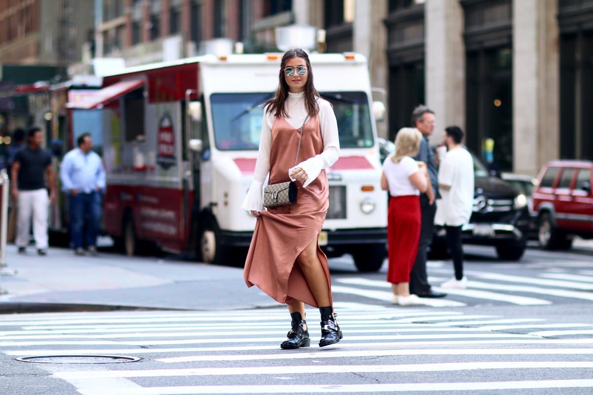 roségoldenes Seidenkleid, Gucci Dionysus, Dior So Real Sonnenbrille, Balenciaga Ceinture Boots, Bluse Trompetenärmel 