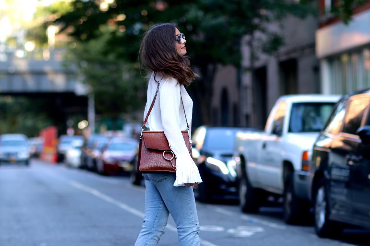 bestickte Jeans, TOPSHOP, Chloé Faye, glitzernde Stiefletten, Zara, Bluse mit Trompetenärmel H&M, Dior So Real Sonnenbrille, NYFW, New York Streetstyle