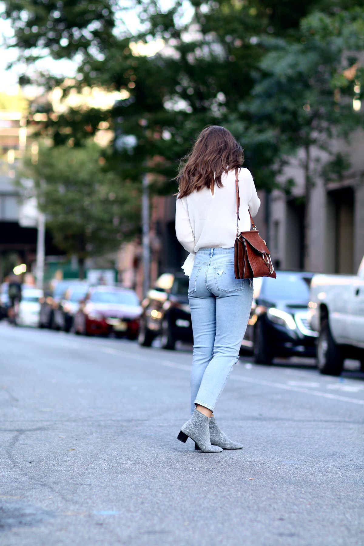 bestickte Jeans, TOPSHOP, Chloé Faye, glitzernde Stiefletten, Zara, Bluse mit Trompetenärmel H&M, Dior So Real Sonnenbrille, NYFW, New York Streetstyle