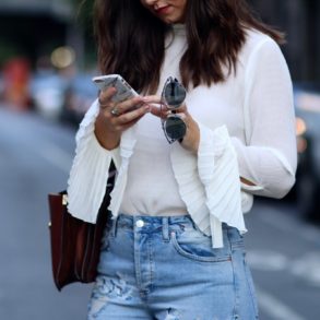 bestickte Jeans, TOPSHOP, Chloé Faye, glitzernde Stiefletten, Zara, Bluse mit Trompetenärmel H&M, Dior So Real Sonnenbrille, NYFW, New York Streetstyle
