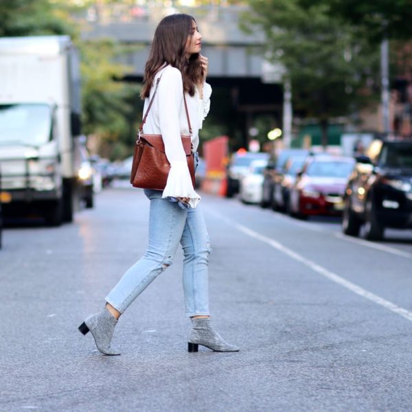 bestickte Jeans, TOPSHOP, Chloé Faye, glitzernde Stiefletten, Zara, Bluse mit Trompetenärmel H&M, Dior So Real Sonnenbrille, NYFW, New York Streetstyle