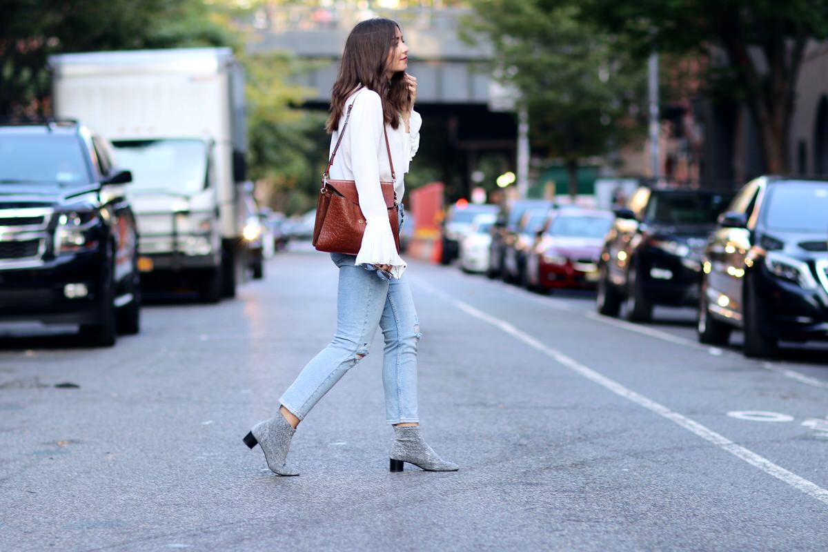 bestickte Jeans, TOPSHOP, Chloé Faye, glitzernde Stiefletten, Zara, Bluse mit Trompetenärmel H&M, Dior So Real Sonnenbrille, NYFW, New York Streetstyle