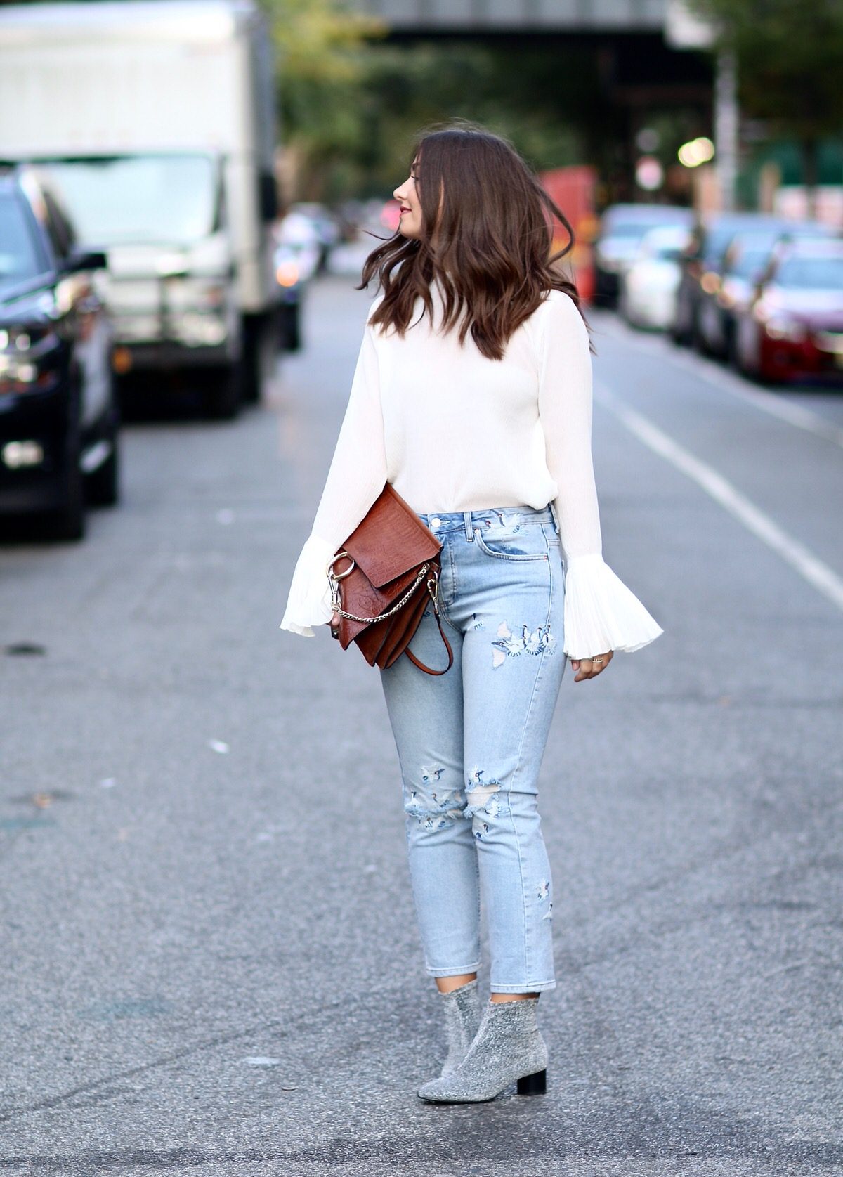 bestickte Jeans, TOPSHOP, Chloé Faye, glitzernde Stiefletten, Zara, Bluse mit Trompetenärmel H&M, Dior So Real Sonnenbrille, NYFW, New York Streetstyle