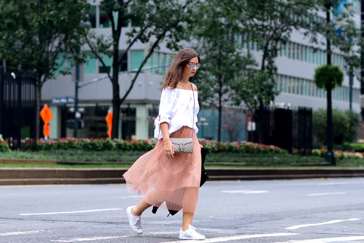 New York Streetstyle, New York City, 5th Avenue, Gucci Dionysus, Pleated Skirt, Offshoulder Bluse, Adidas Stand Smith, Dior So Real