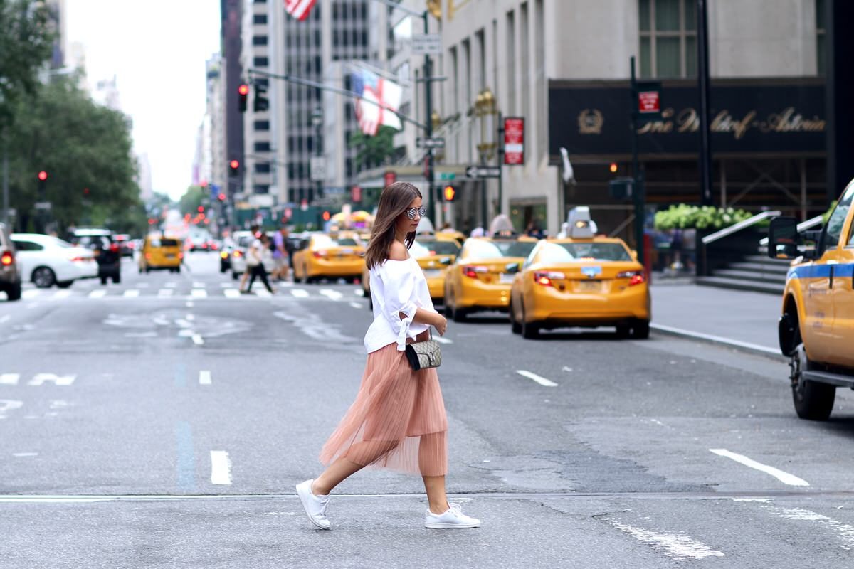 New York Streetstyle, New York City, 5th Avenue, Gucci Dionysus, Pleated Skirt, Offshoulder Bluse, Adidas Stand Smith, Dior So Real