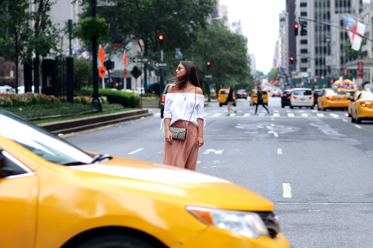 New York Streetstyle, New York City, 5th Avenue, Gucci Dionysus, Pleated Skirt, Offshoulder Bluse, Adidas Stand Smith, Dior So Real