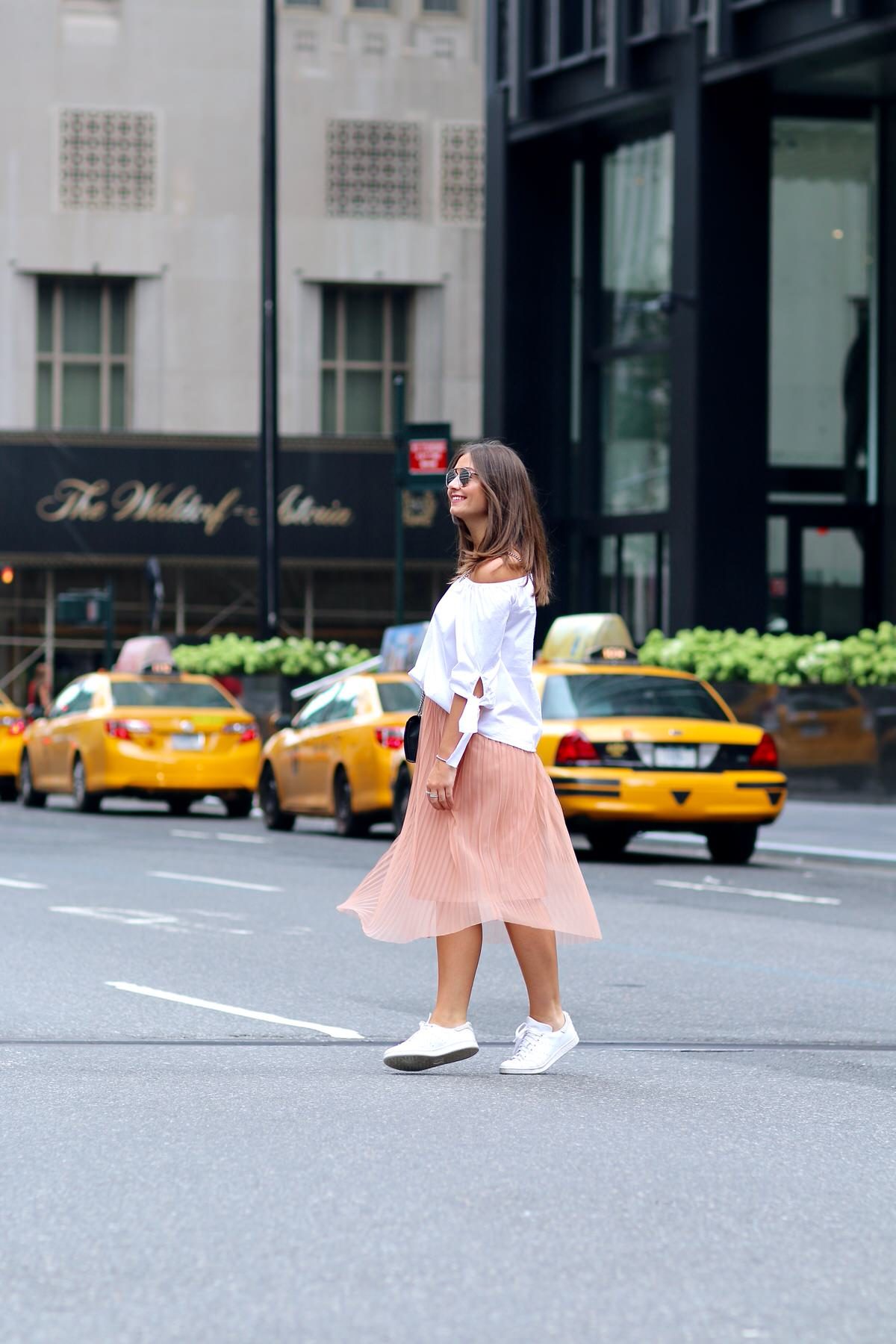 New York Streetstyle, New York City, 5th Avenue, Gucci Dionysus, Pleated Skirt, Offshoulder Bluse, Adidas Stand Smith, Dior So Real