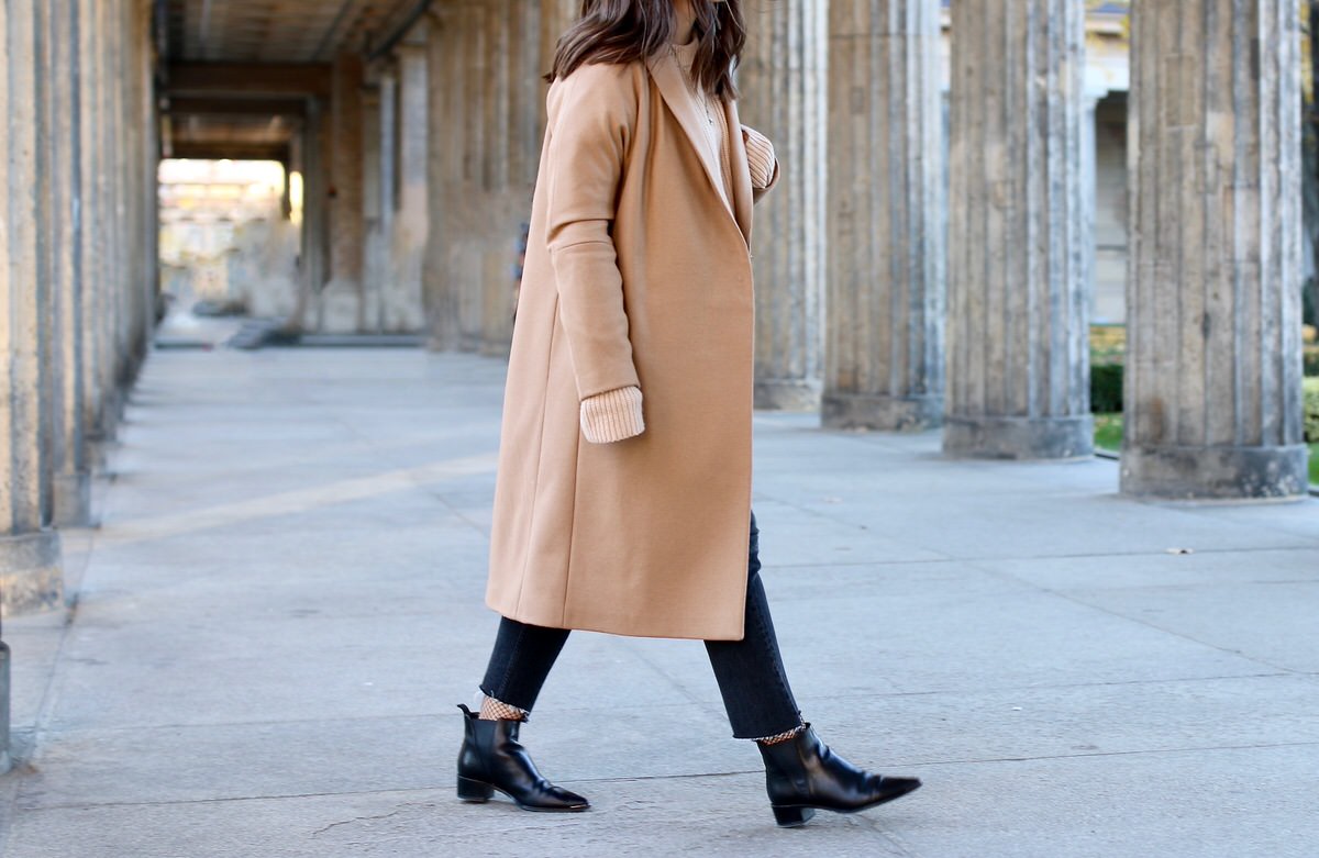 &OtherStories Mantel, Coat, Acne Studios Jensen Ankle Boots, H&M Mom Jeans, Netzstrümpfe, Cline Trio Bag, Pandora