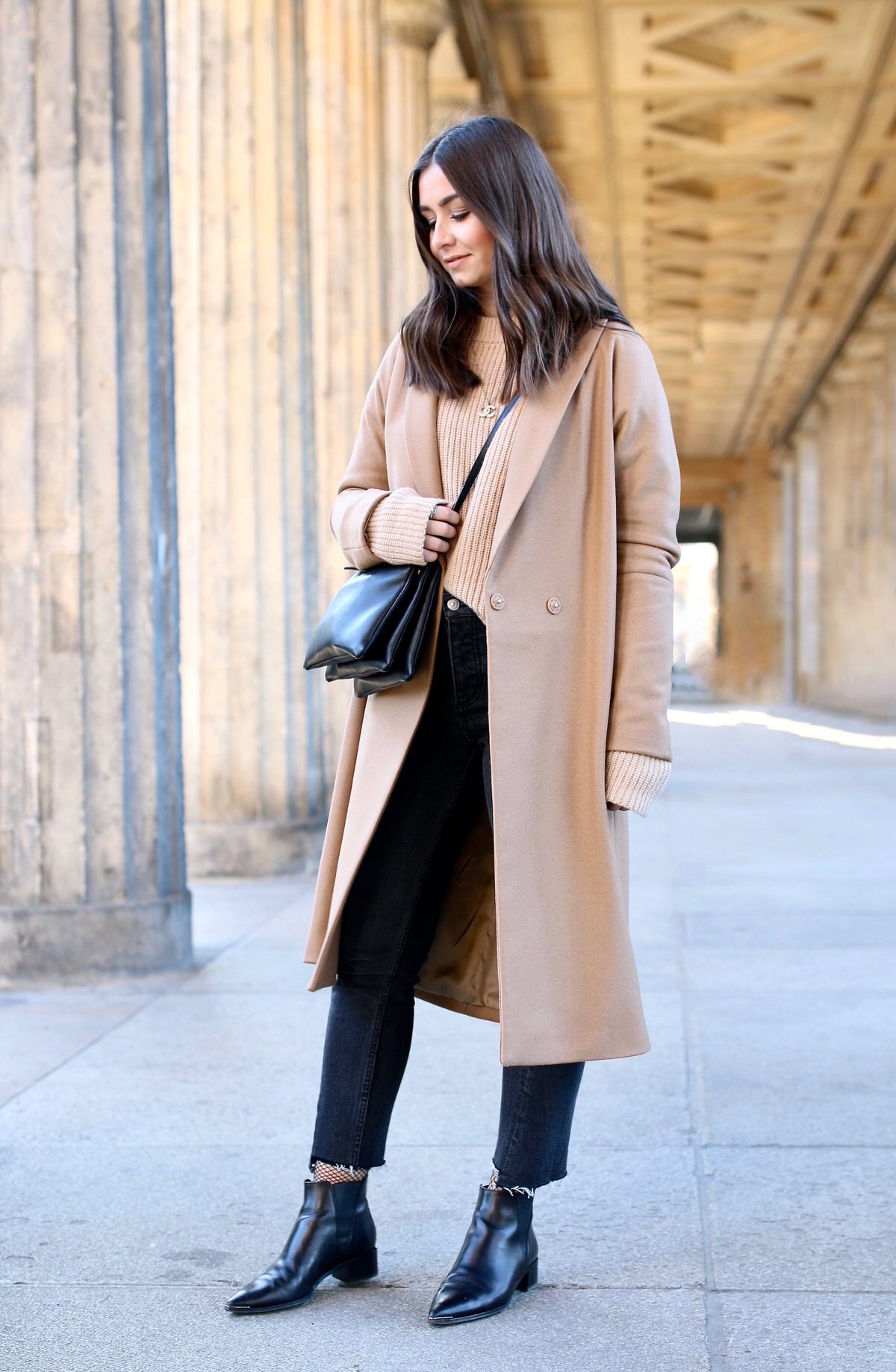 &OtherStories Mantel, Coat, Acne Studios Jensen Ankle Boots, H&M Mom Jeans, Netzstrümpfe, Cline Trio Bag, Pandora