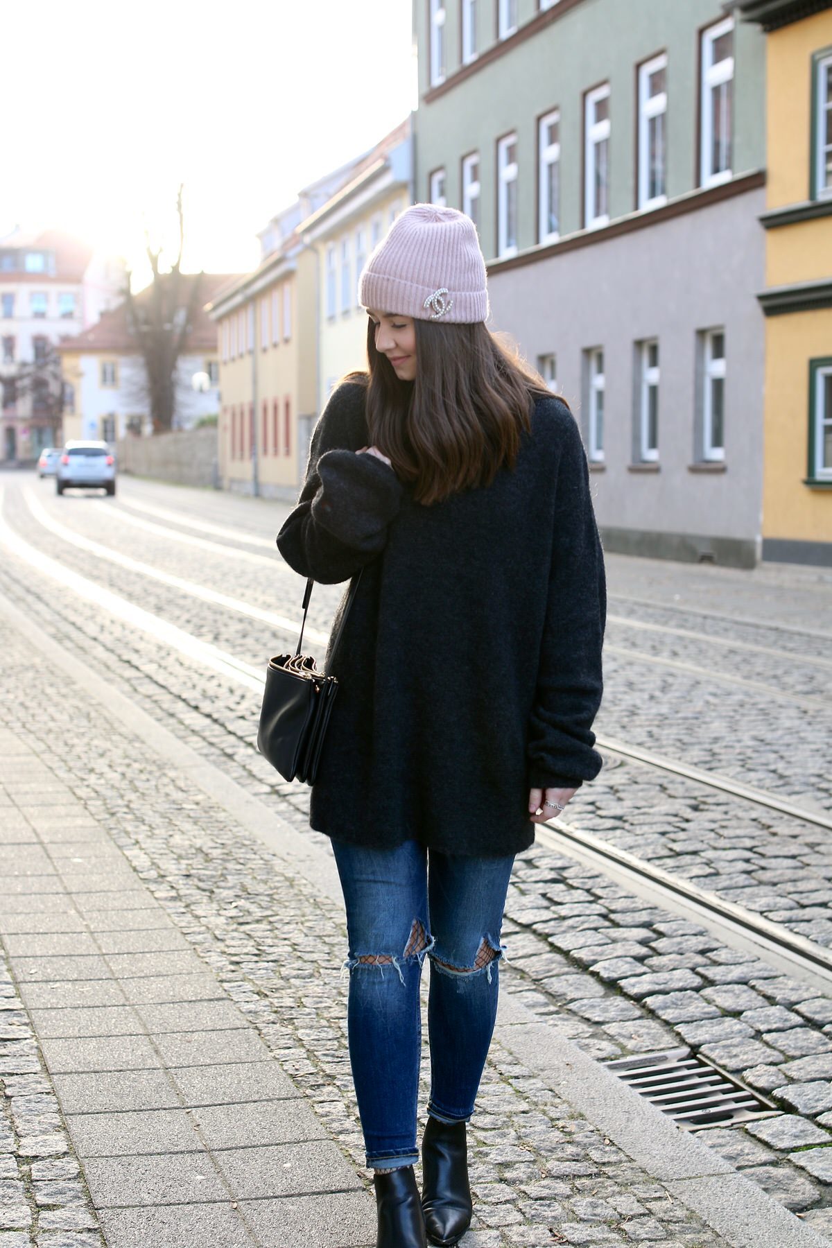 Beanie, Mütze, Chanel Brosche, Zara destroyed Jeans, Moahirpullover, Pullover Mohairmix, Celine Trio Bag, Acne Studios Jensen Boots, Netzstrumpfhose, Pandora, oversized Sweater