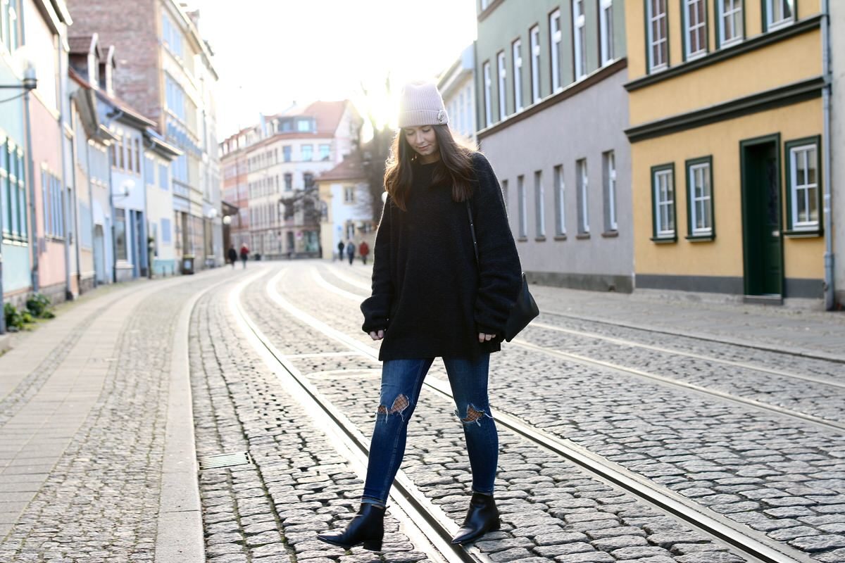 Beanie, Mütze, Chanel Brosche, Zara destroyed Jeans, Moahirpullover, Pullover Mohairmix, Celine Trio Bag, Acne Studios Jensen Boots, Netzstrumpfhose, Pandora, oversized Sweater