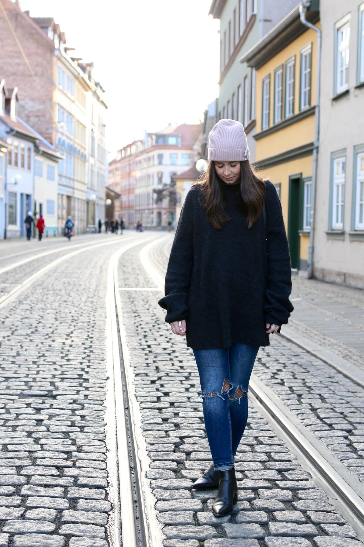 Beanie, Mütze, Chanel Brosche, Zara destroyed Jeans, Moahirpullover, Pullover Mohairmix, Celine Trio Bag, Acne Studios Jensen Boots, Netzstrumpfhose, Pandora, oversized Sweater