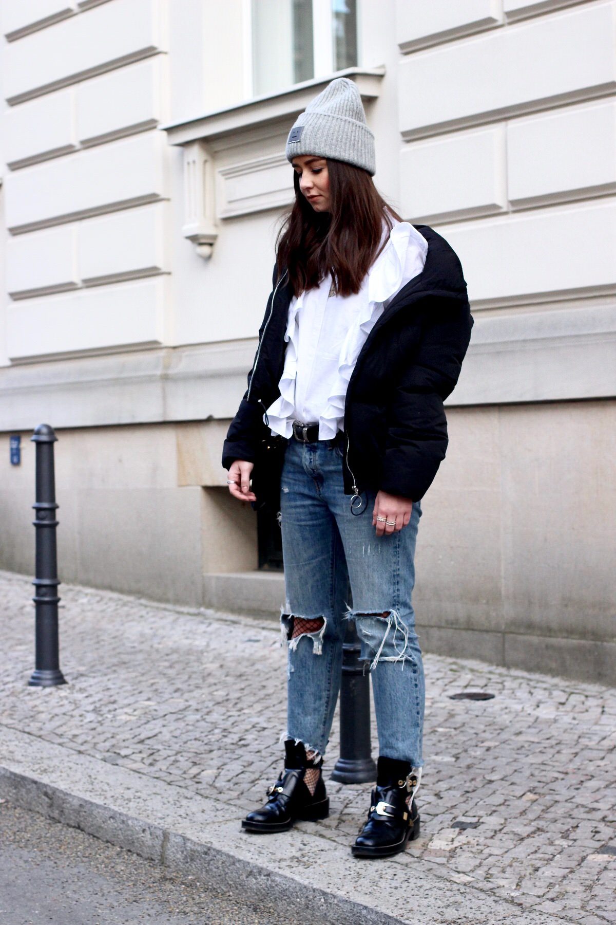 Acne Studios Beanie, Balenciaga Ceinture Boots, Levis 501 & wattierte Jacke