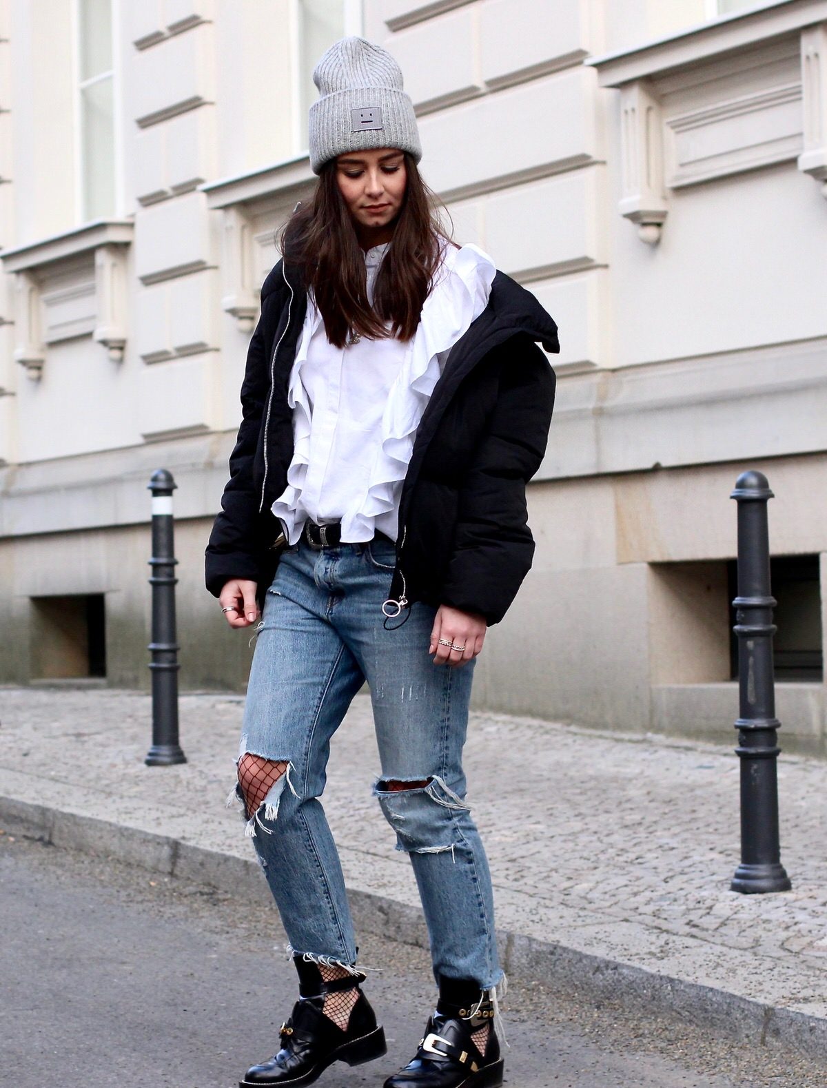 Acne Studios Beanie, Balenciaga Ceinture Boots, Levis 501 & wattierte Jacke