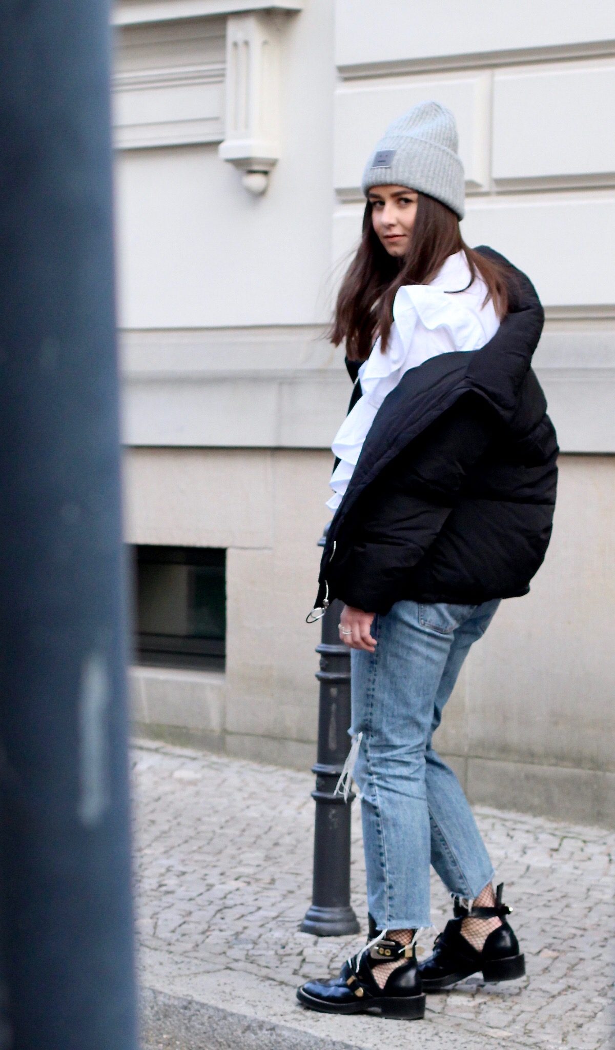 Acne Studios Beanie, Balenciaga Ceinture Boots, Levis 501 & wattierte Jacke