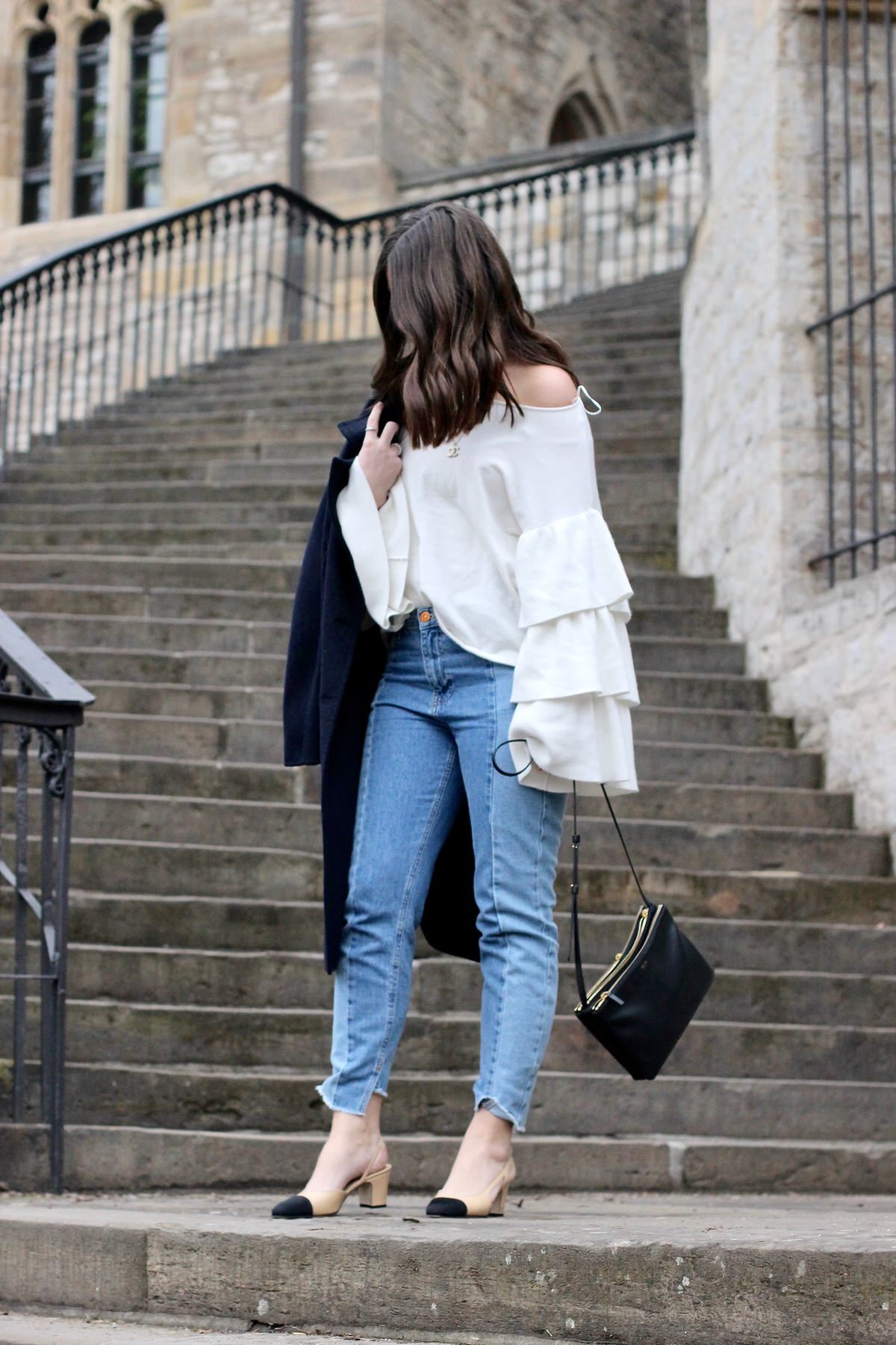Chanel Slingback Pumps, Cropped Jeans, Rüschen Pullover, Celine Trio Bag, Streetstyle, Fashionblogger