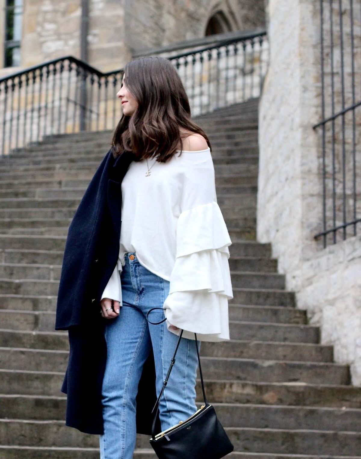 Chanel Slingback Pumps, Cropped Jeans, Rüschen Pullover, Celine Trio Bag, Streetstyle, Fashionblogger