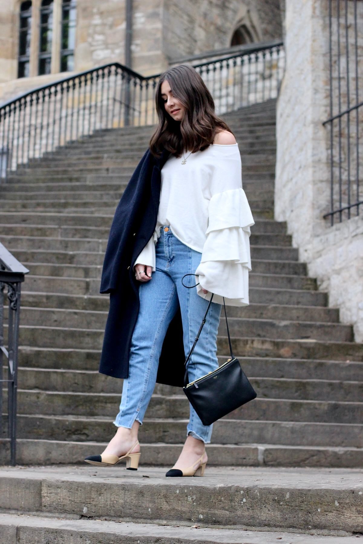 Chanel Slingback Pumps, Cropped Jeans, Rüschen Pullover, Celine Trio Bag, Streetstyle, Fashionblogger