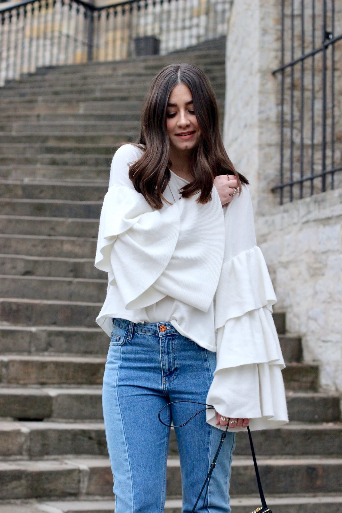 Chanel Slingback Pumps, Cropped Jeans, Rüschen Pullover, Celine Trio Bag, Streetstyle, Fashionblogger