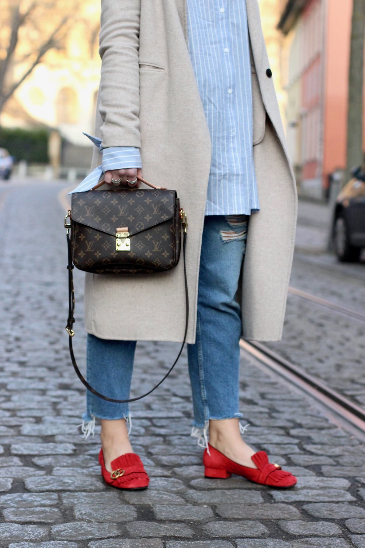 Gucci College Pumps GG Marmont, Louis Vuitton Pochette Metis, Edited, Streetstyle, Dior Sonnenbrille, Jeans abgestufter Saum, Zara