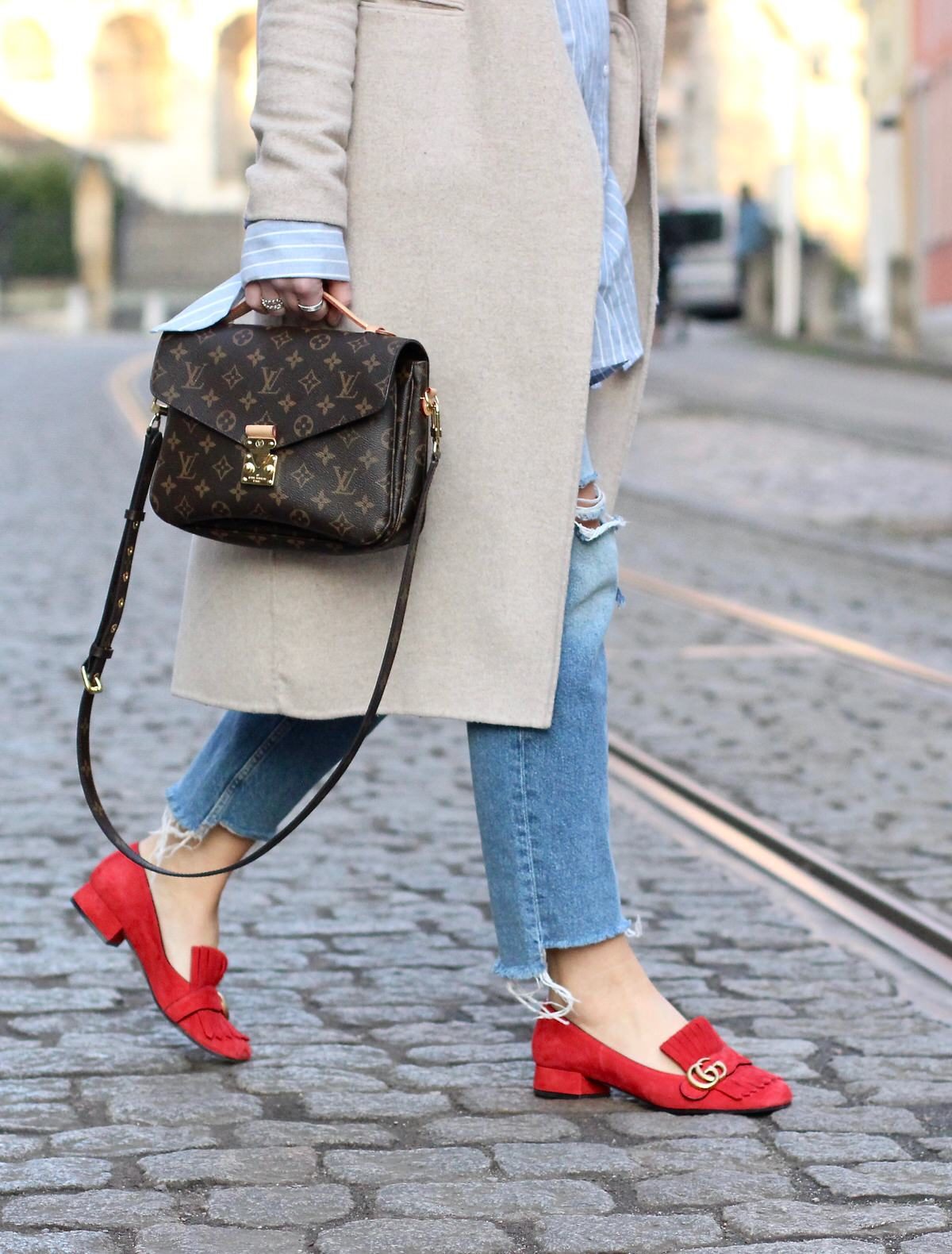 Gucci College Pumps GG Marmont, Louis Vuitton Pochette Metis, Edited, Streetstyle, Dior Sonnenbrille, Jeans abgestufter Saum, Zara