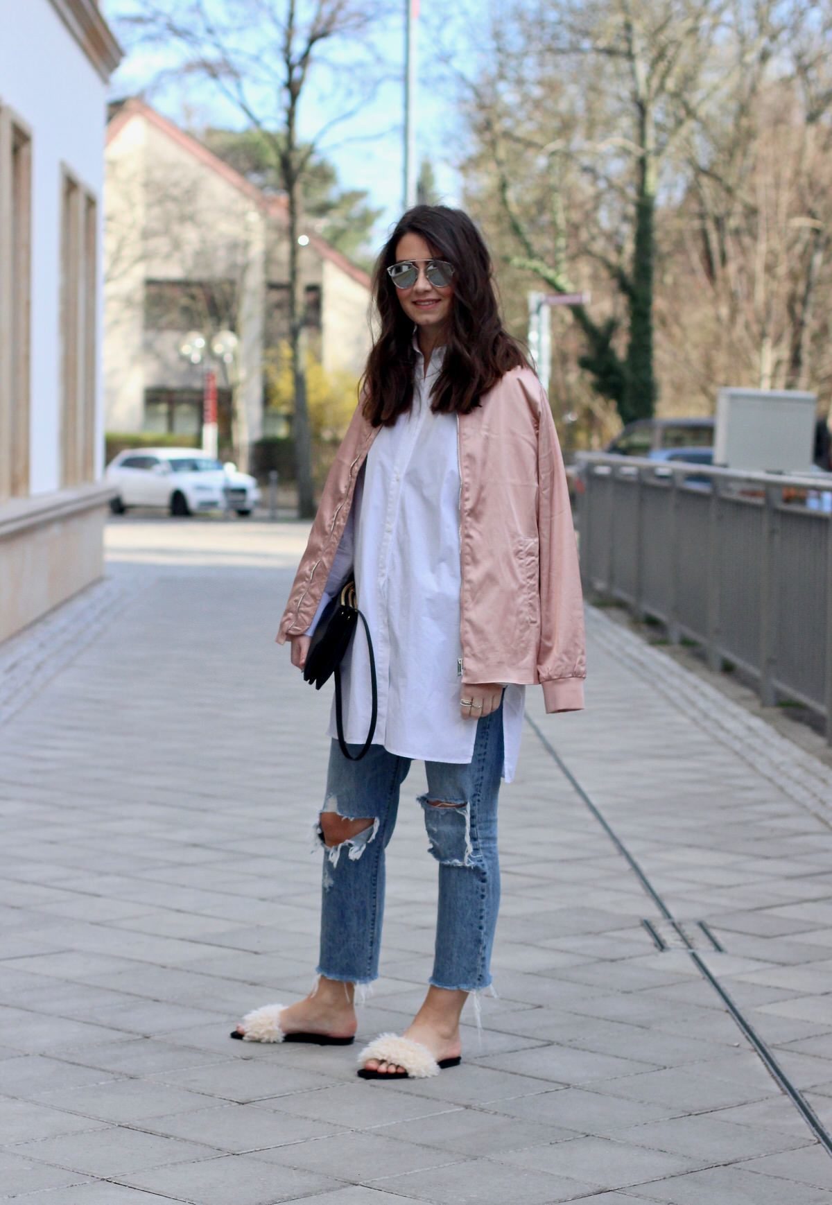 Edited Bluse Bomberjacke, rosa, Celine Trio Bag, Dior Sonnenbrille, Zara Schlappen, Levis 501 CT