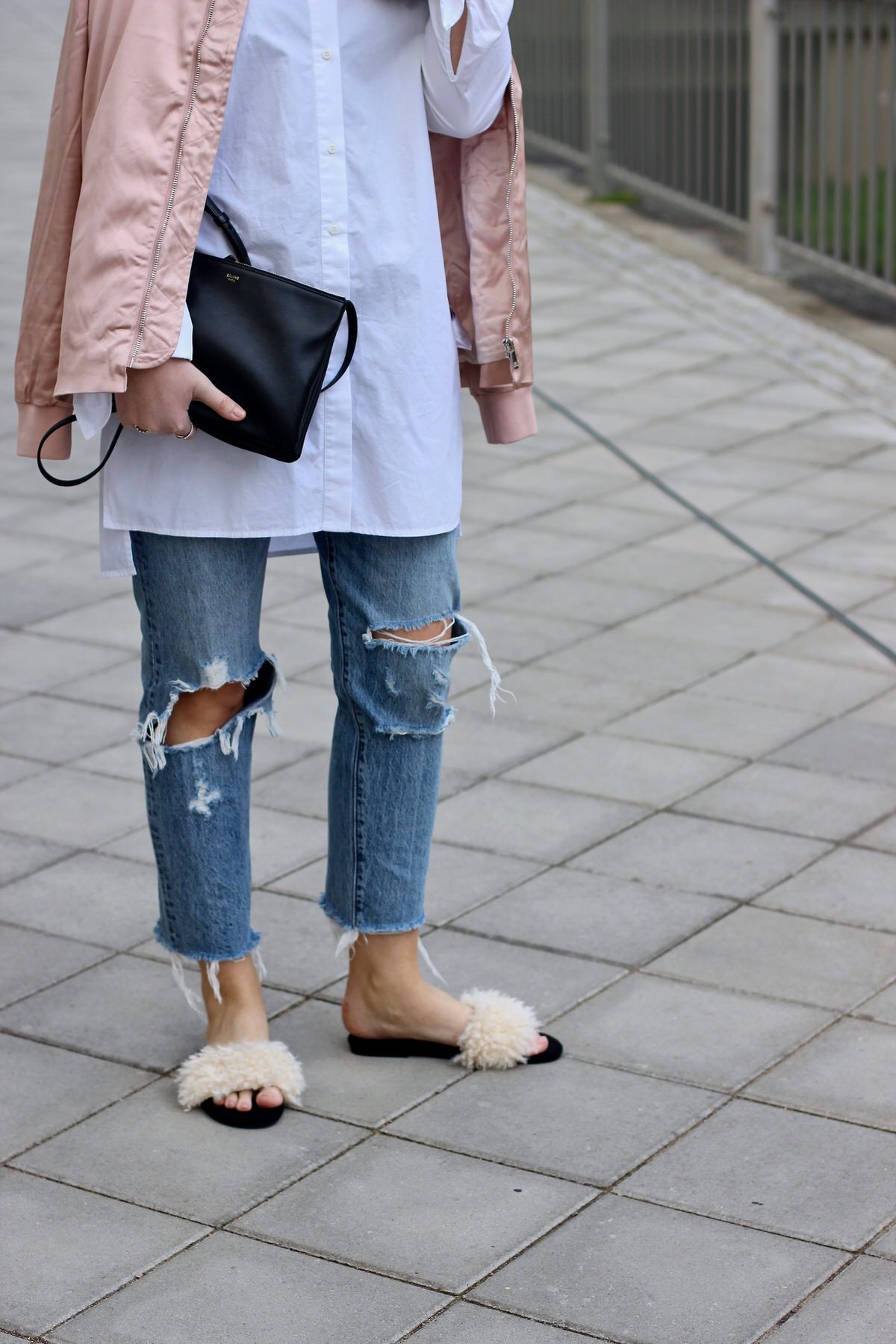 Edited Bluse Bomberjacke, rosa, Celine Trio Bag, Dior Sonnenbrille, Zara Schlappen, Levis 501 CT