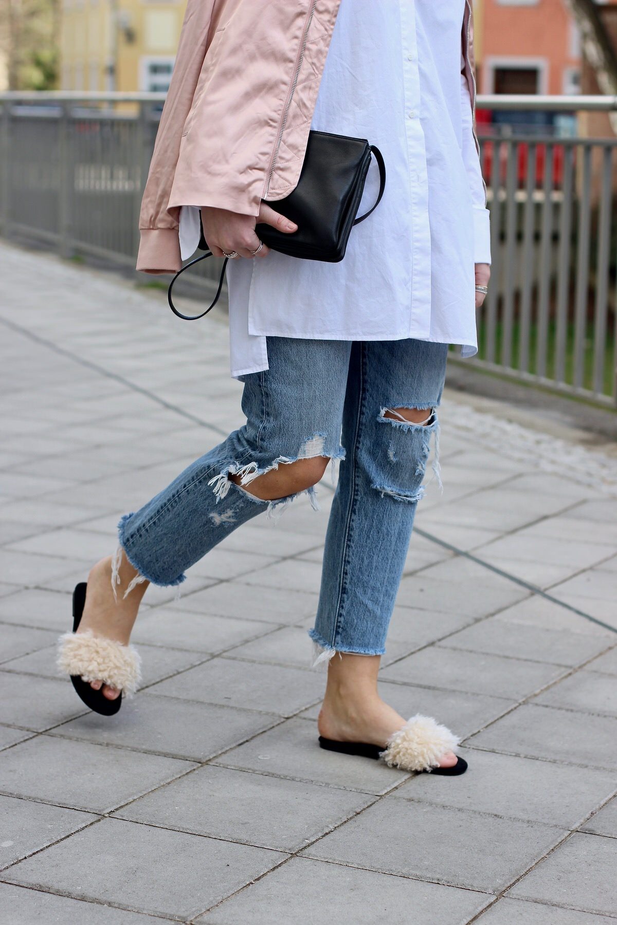 Edited Bluse Bomberjacke, rosa, Celine Trio Bag, Dior Sonnenbrille, Zara Schlappen, Levis 501 CT