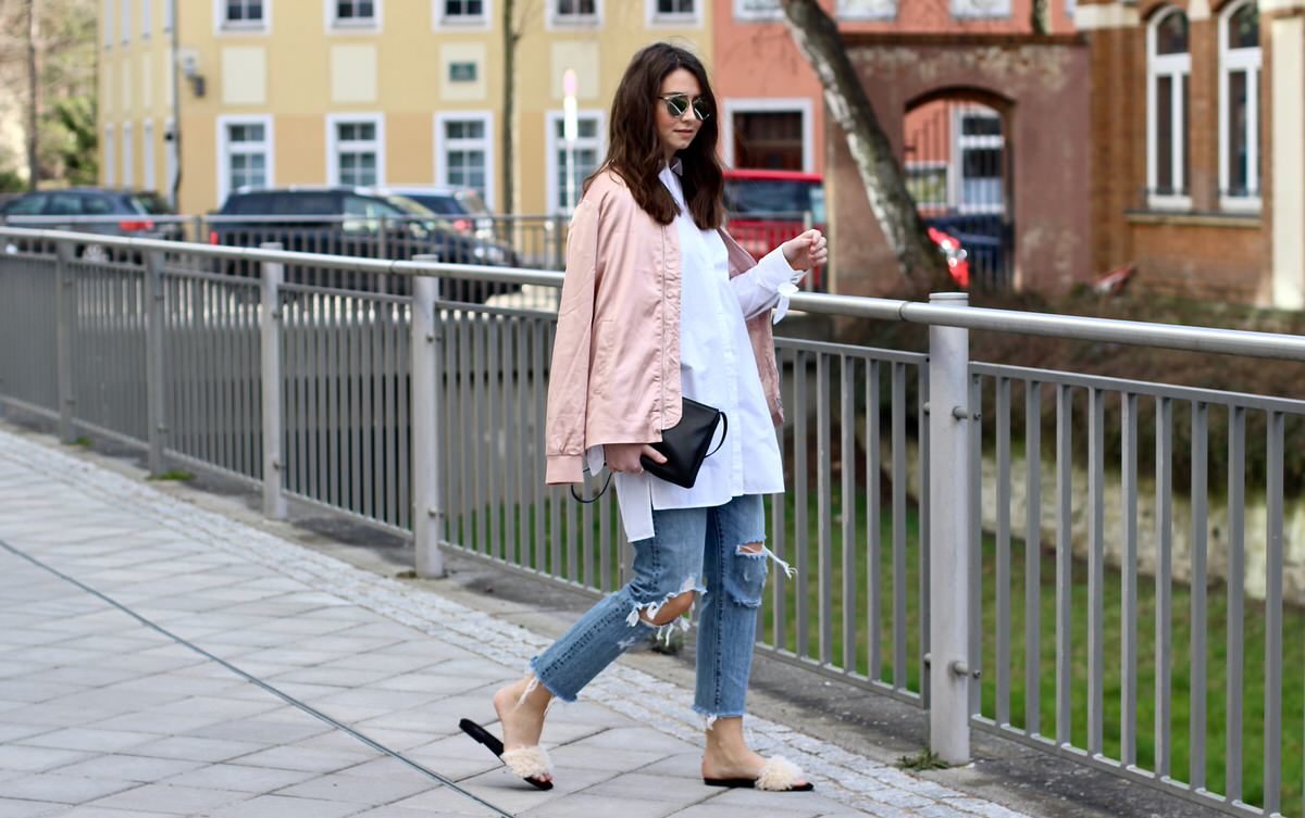 Edited Bluse Bomberjacke, rosa, Celine Trio Bag, Dior Sonnenbrille, Zara Schlappen, Levis 501 CT