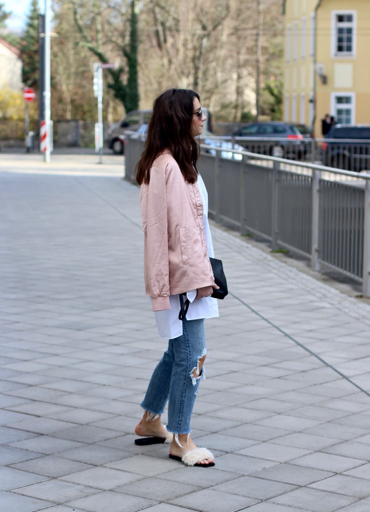 Edited Bluse Bomberjacke, rosa, Celine Trio Bag, Dior Sonnenbrille, Zara Schlappen, Levis 501 CT